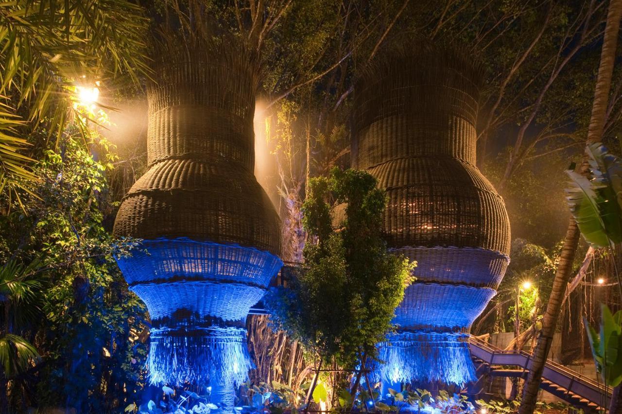 The Slate, Phuket Hotell Nai Yang Beach Restaurang bild The two 100-metre (330 ft) high artificial waterfalls at the resort